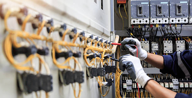 Professional Electrician technician working in Midlothian, IL